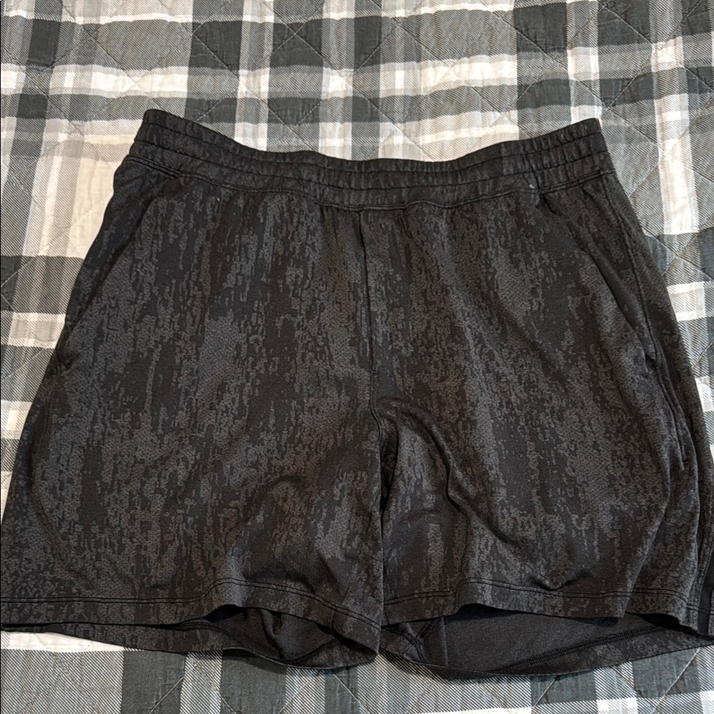 Lululemon Men's Black athletic shorts M 6-inch